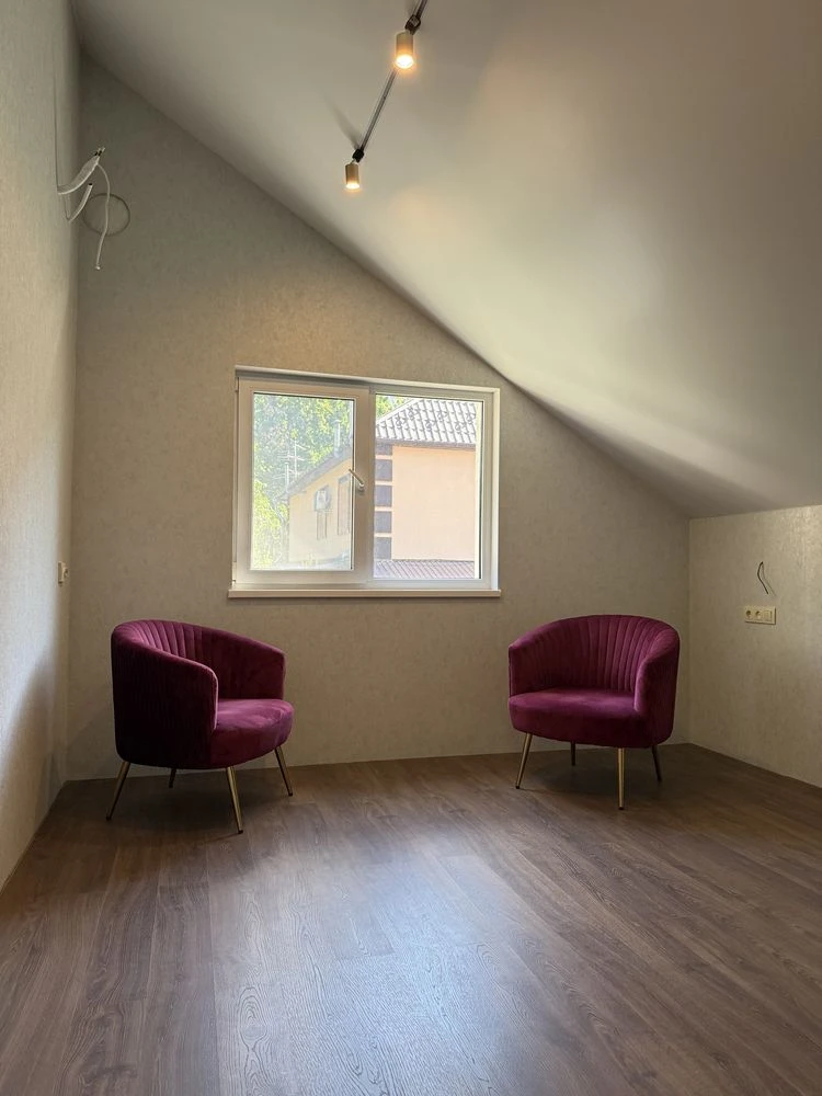 Продаж шикарний будинок на 120 м.кв. з ремонтом, двір 3 сотк