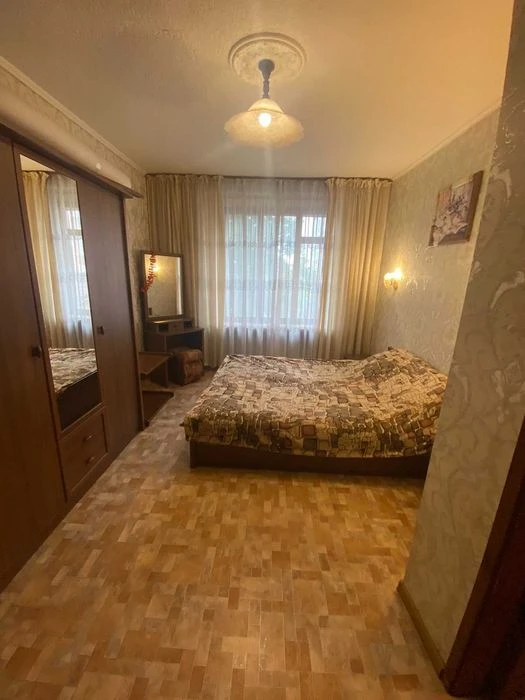 Продам 2-комнатную "сталинку" у моря, ул. Белинского