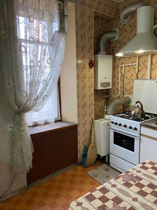 Продам 2-комнатную "сталинку" у моря, ул. Белинского