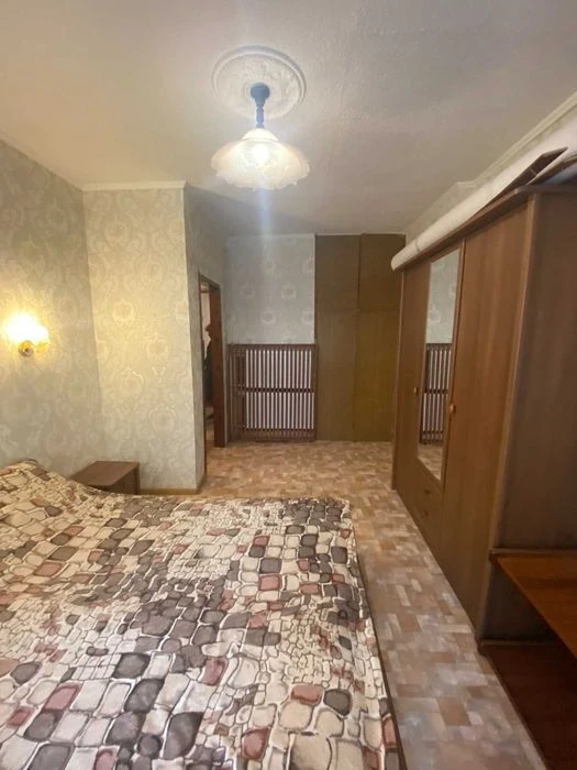 Продам 2-комнатную "сталинку" у моря, ул. Белинского