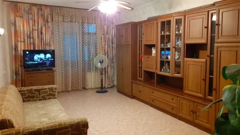 Продам 2-комнатную "сталинку" у моря, ул. Белинского