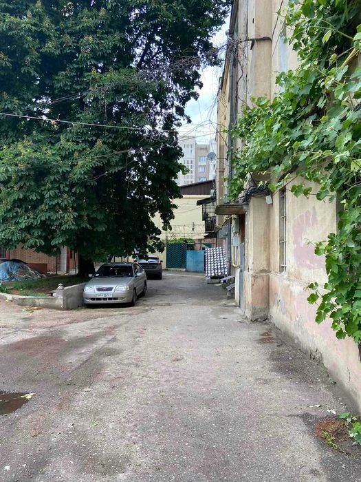 Продам 2-комнатную "сталинку" у моря, ул. Белинского