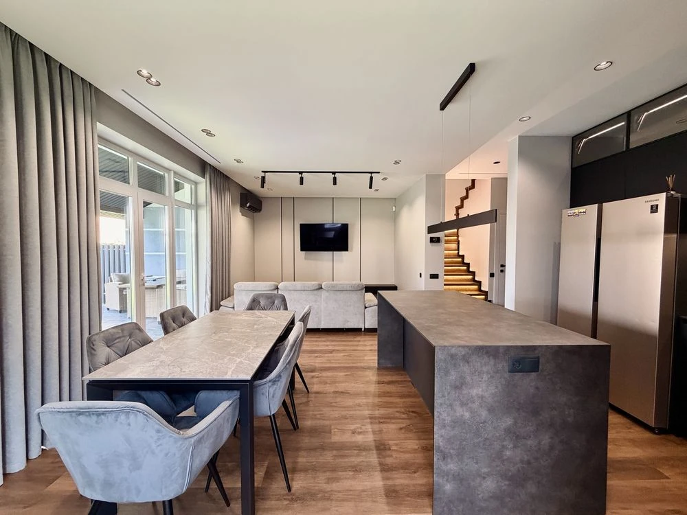 Independent house with high-quality new renovation, basement, inverter