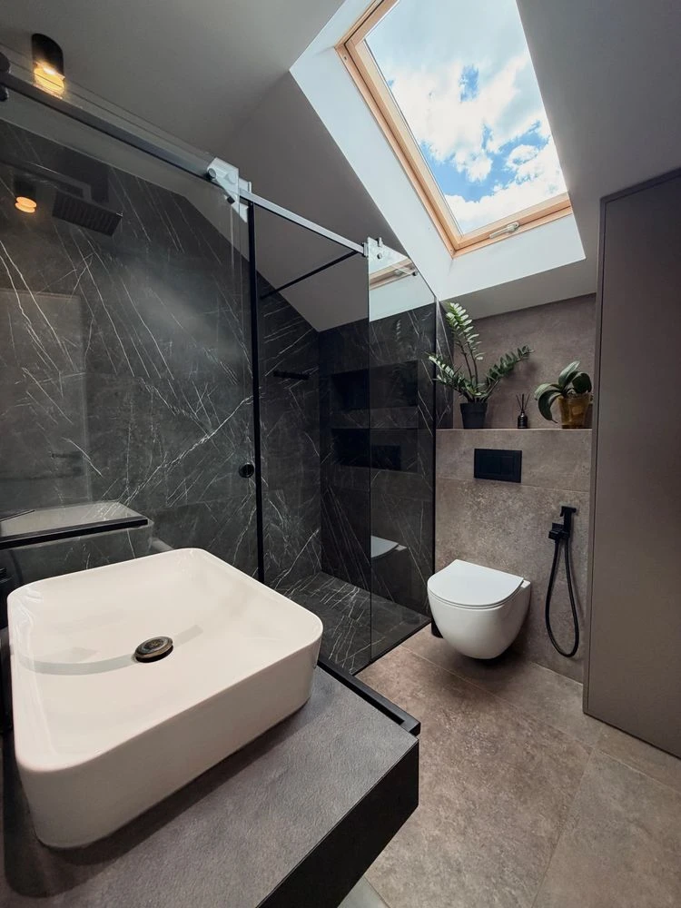 Independent house with high-quality new renovation, basement, inverter