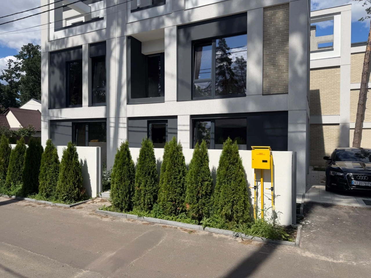 Современный таунхаус в Ирпене с террасой, полностью готовый к заселению