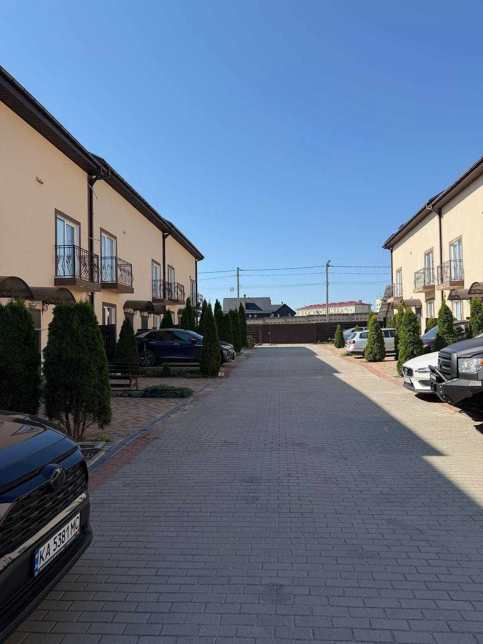 Продаж таунхауса 110м2 з ремонтом в Ірпені, 1 сотка, Стоянка