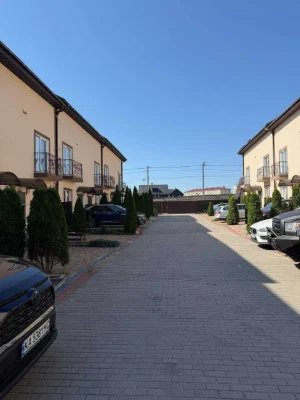 Продаж таунхауса 110м2 з ремонтом в Ірпені, 1 сотка, Стоянка