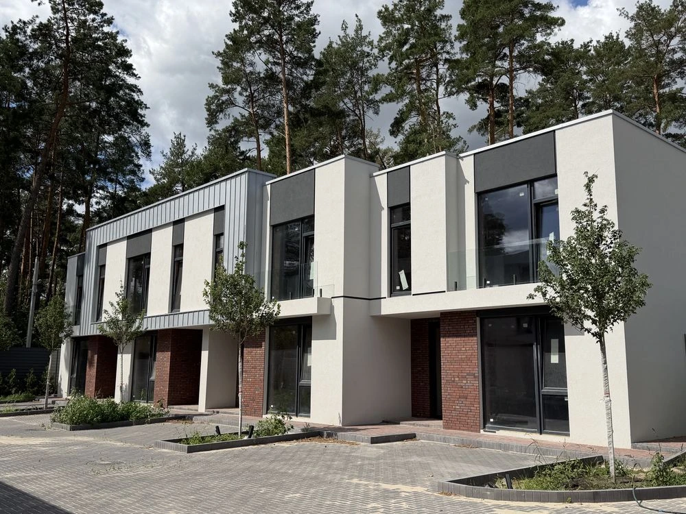 Продаж таунхауса в закрытом котеджном поселке в окружении