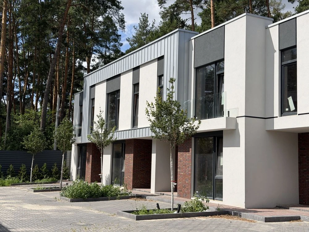 Продаж таунхауса в закрытом котеджном поселке в окружении