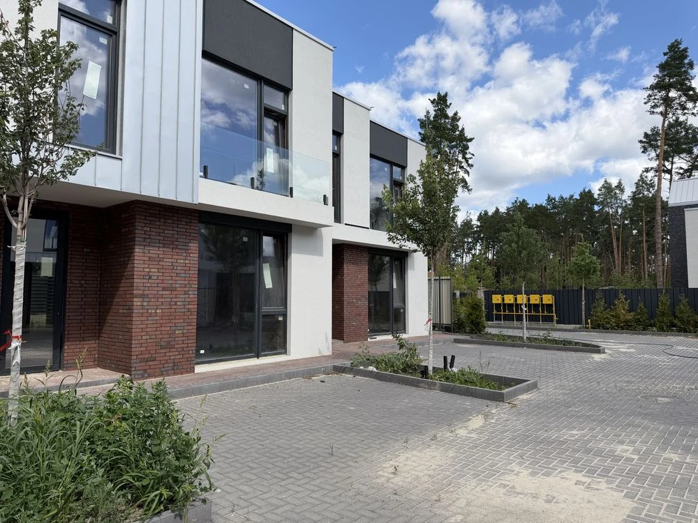 Продаж таунхауса в закрытом котеджном поселке в окружении