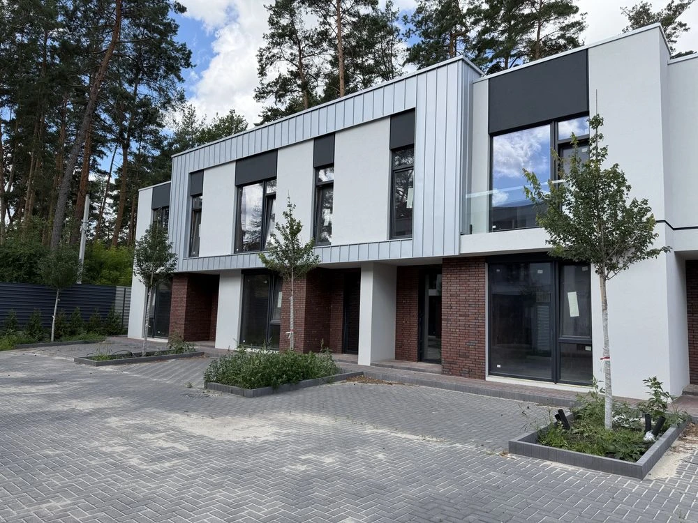 Продаж таунхауса в закрытом котеджном поселке в окружении