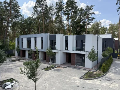 Продаж таунхауса в закрытом котеджном поселке в окружении
