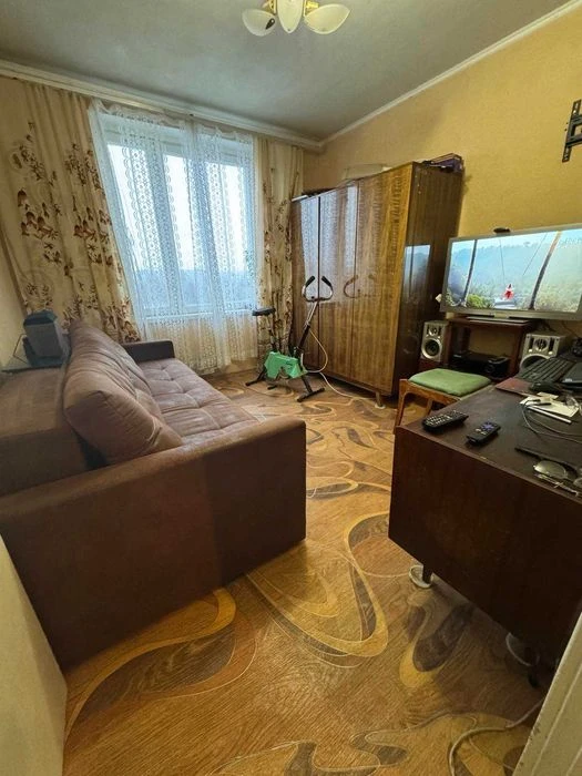 Two-room apartment for sale near the metro station on Aerok Avenue.