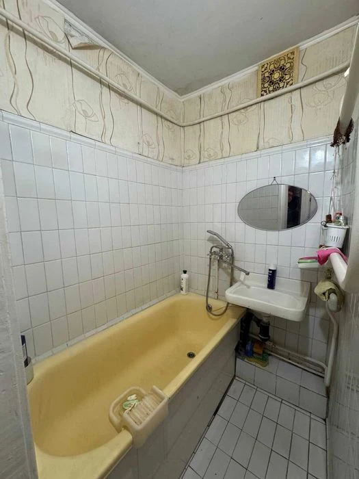 Two-room apartment for sale near the metro station on Aerok Avenue.