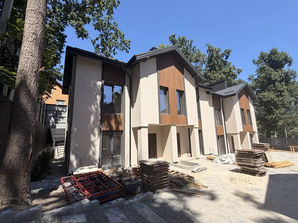 Продам кутовий таунхаус в Ірпені біля парку Незнайки Газифік