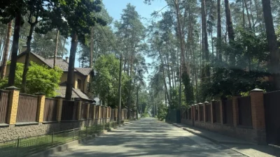 Дом с террасой и собственным земельным участком в окружении с