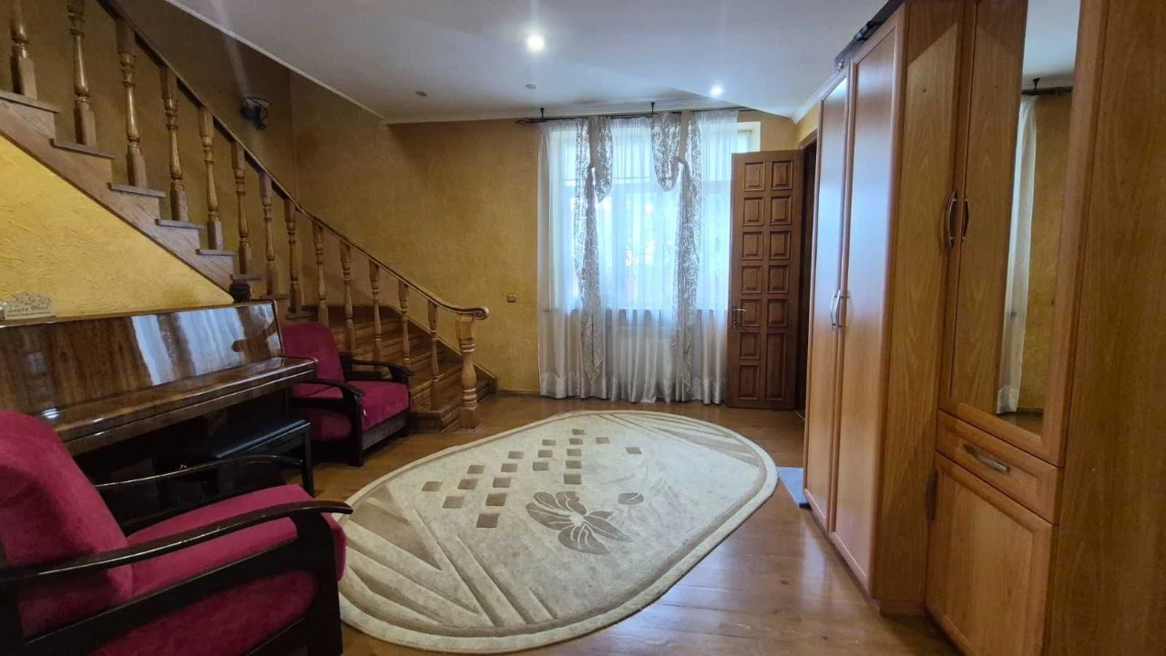 Унікальний будинок у центрі міста з додатковим будинком