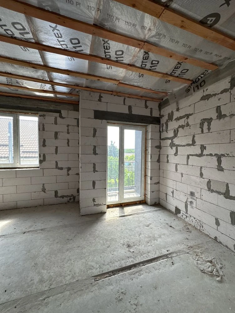 Продается просторный таунхаус 92 м² с собственным двориком!
