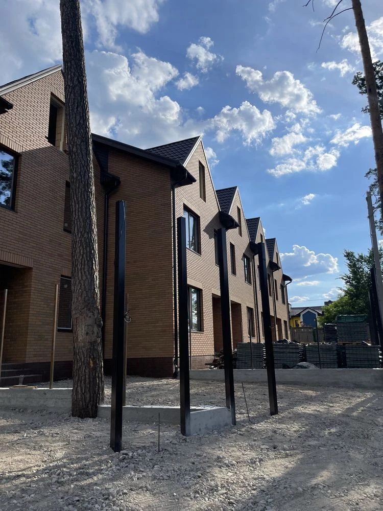 Modern townhouse with basement in the city center.