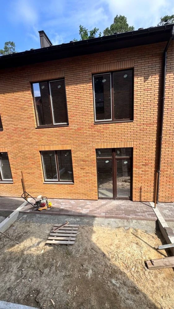 Modern townhouse with basement in the city center.