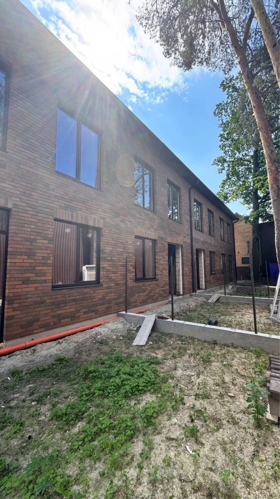 Modern townhouse with basement in the city center.