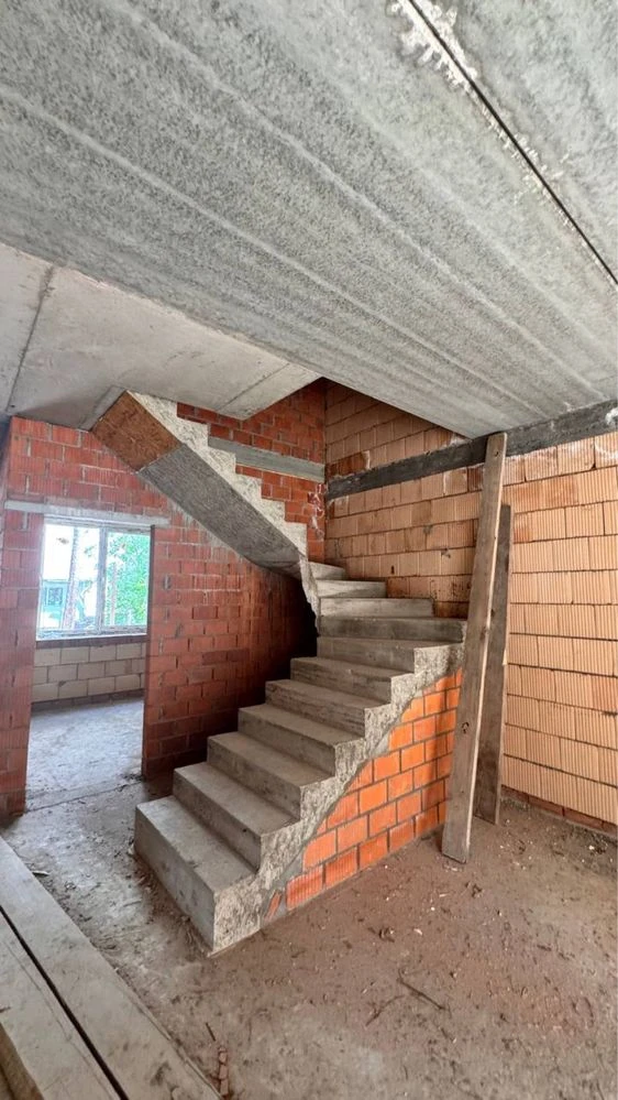 Modern townhouse with basement in the city center.