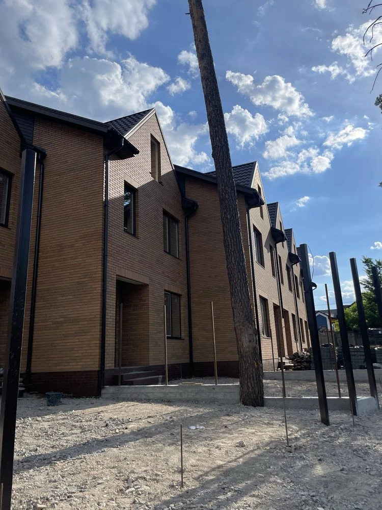 Modern townhouse with basement in the city center.