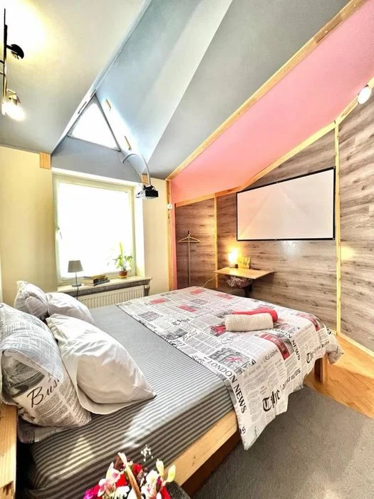Продаж 5 кімн.квартира 162 м² 3/3ц вул.Лазнева  270000$