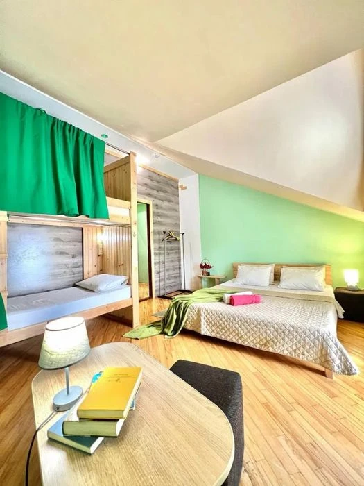 Продаж 5 кімн.квартира 162 м² 3/3ц вул.Лазнева  270000$