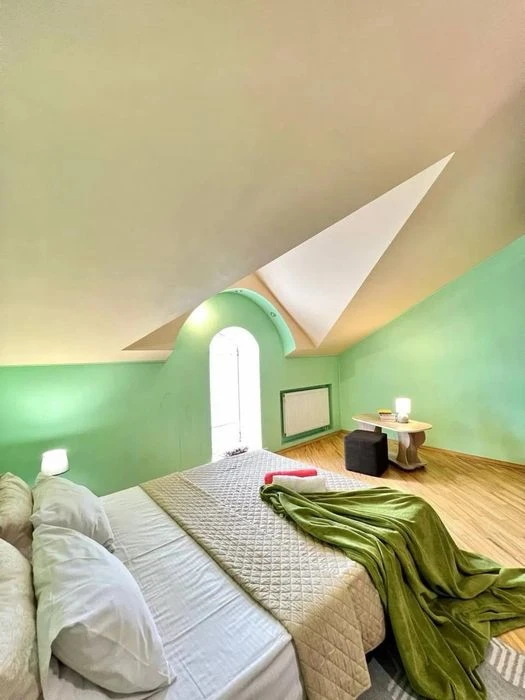 Продаж 5 кімн.квартира 162 м² 3/3ц вул.Лазнева  270000$