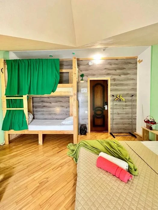 Продаж 5 кімн.квартира 162 м² 3/3ц вул.Лазнева  270000$