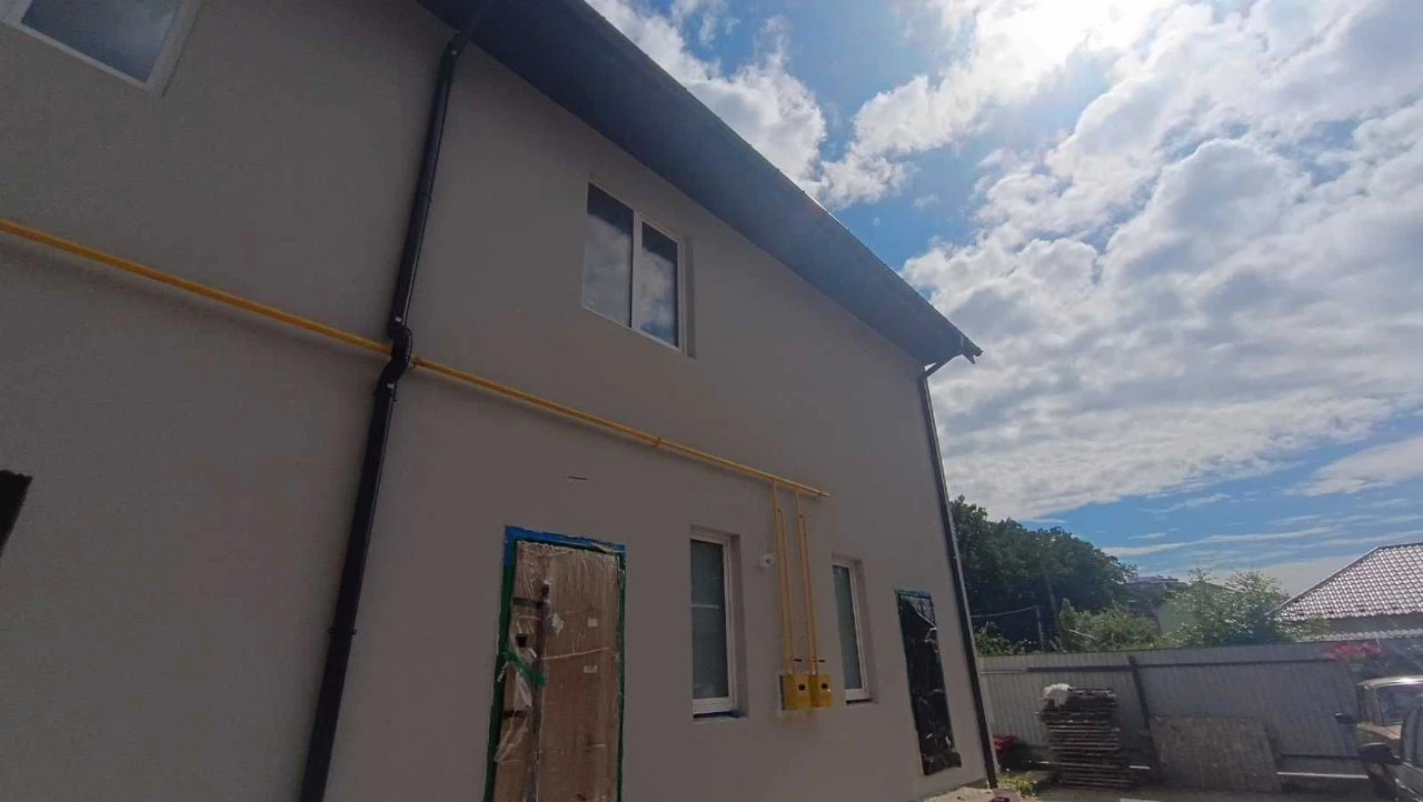 Продам два тауна поруч,  є кутовий, з газом, можно під комер