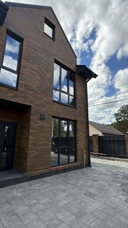 Standalone townhouse 143 m² with stained glass windows, 3 floors