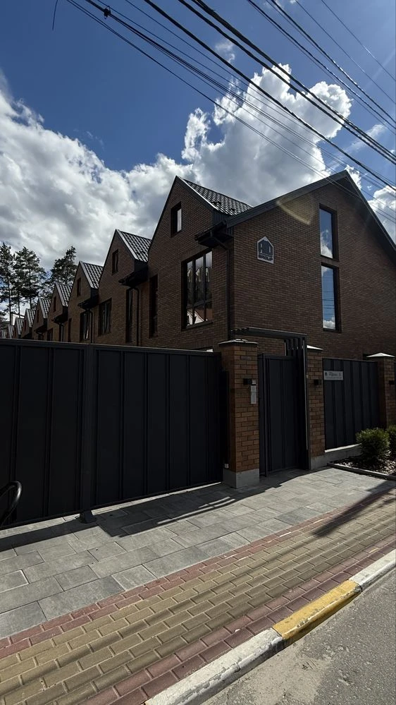 Standalone townhouse 143 m² with stained glass windows, 3 floors