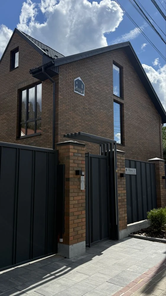 Standalone townhouse 143 m² with stained glass windows, 3 floors