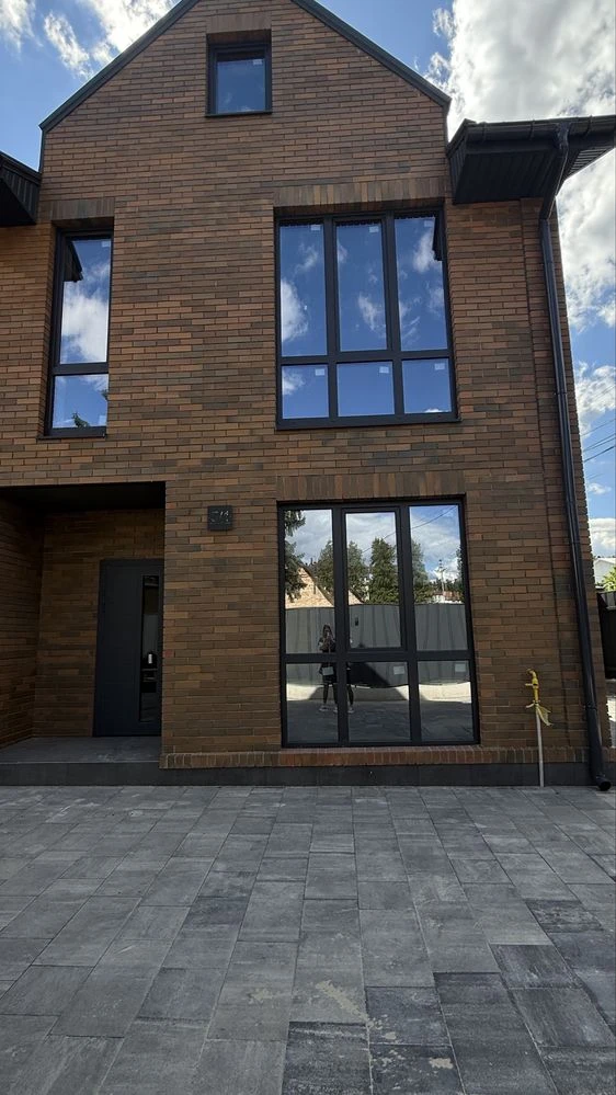 Standalone townhouse 143 m² with stained glass windows, 3 floors
