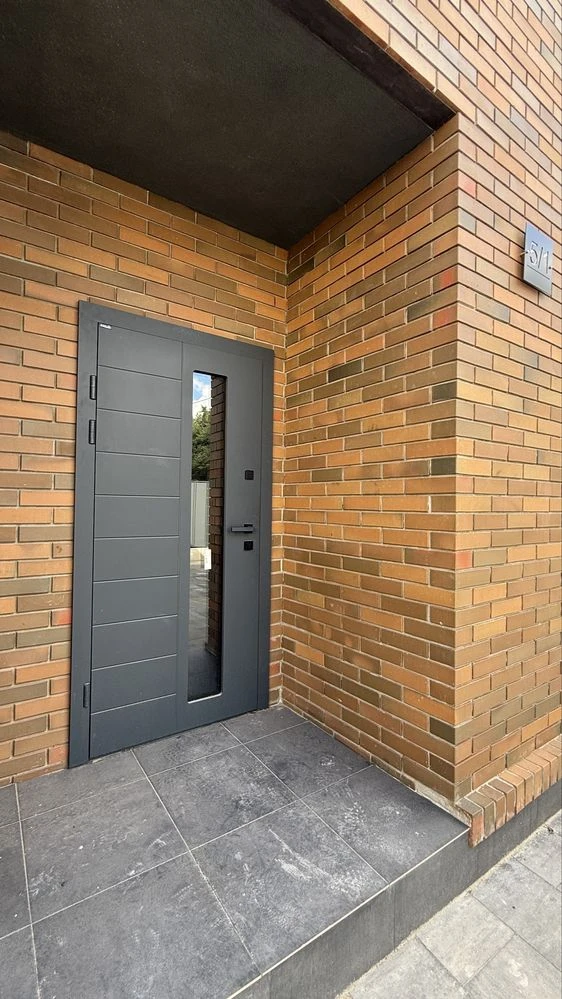 Standalone townhouse 143 m² with stained glass windows, 3 floors