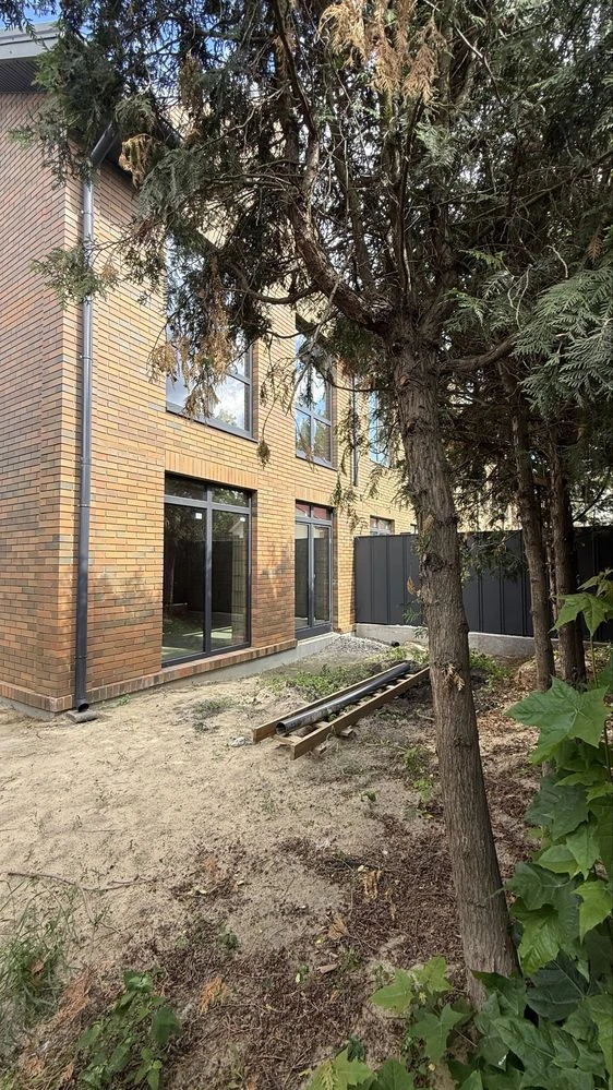 Standalone townhouse 143 m² with stained glass windows, 3 floors