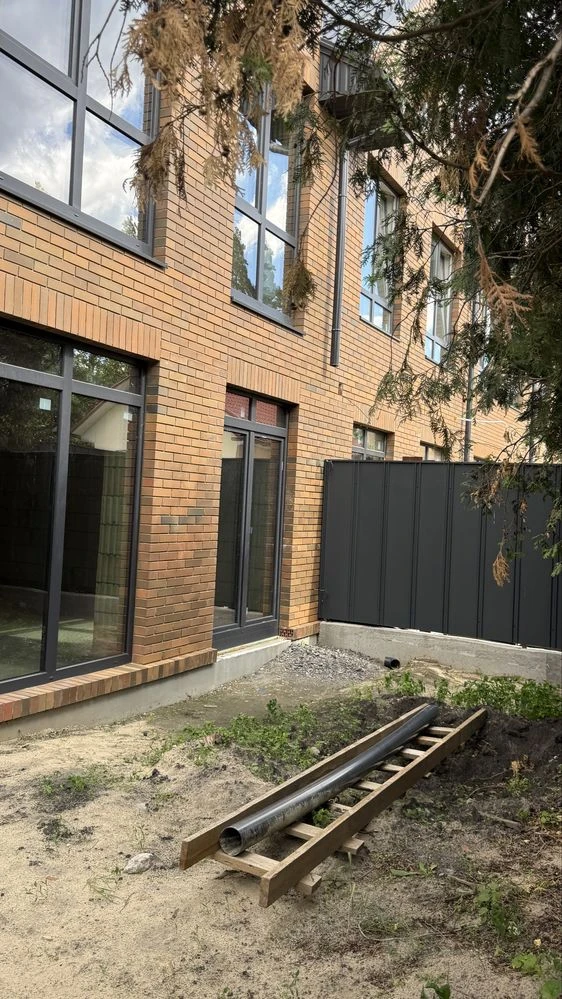 Standalone townhouse 143 m² with stained glass windows, 3 floors