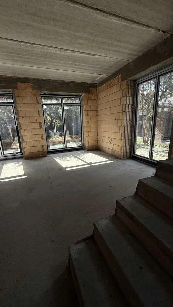 Standalone townhouse 143 m² with stained glass windows, 3 floors