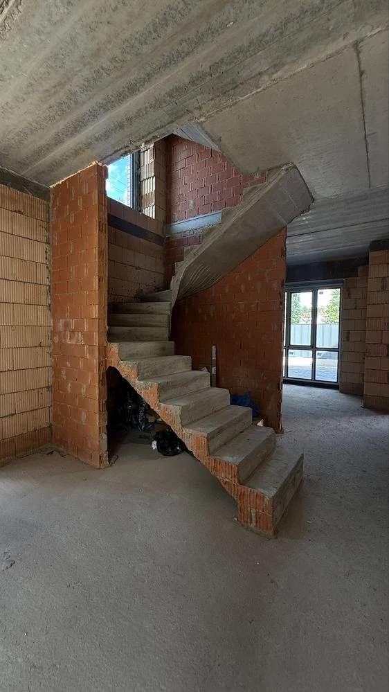 Standalone townhouse 143 m² with stained glass windows, 3 floors
