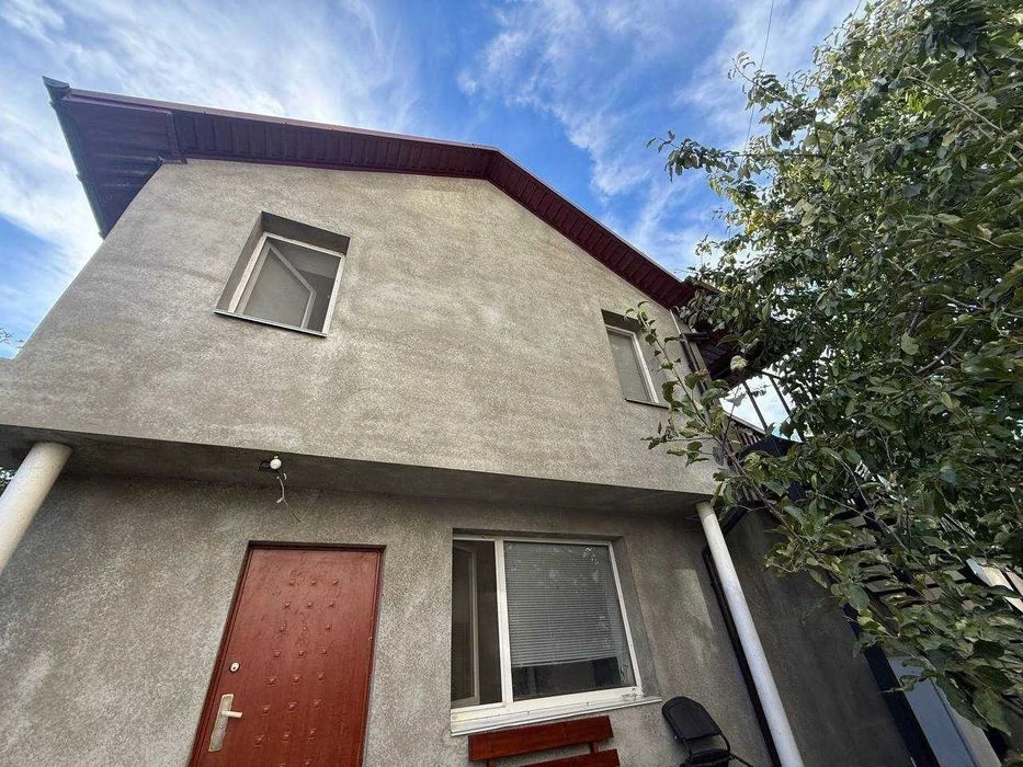 Large house for sale. 10 rooms. 360 square meters. City center
