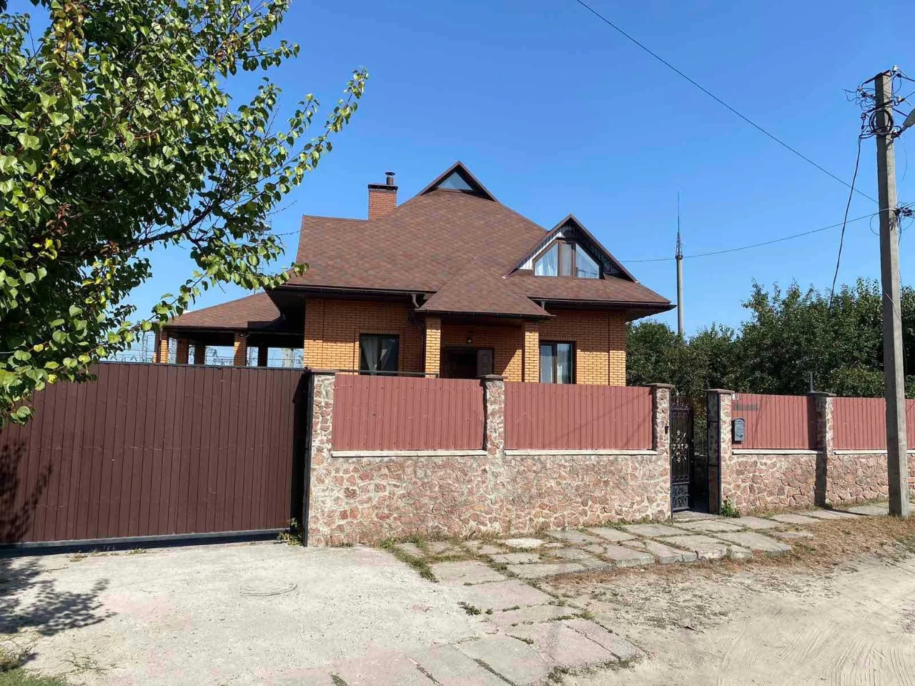 Продається великий будинок з підвалом у місті Ірпінь!