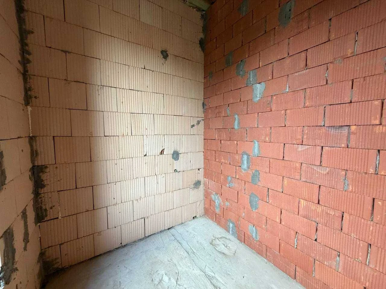 Угловой таунхаус с отедльным передним двором и центральными