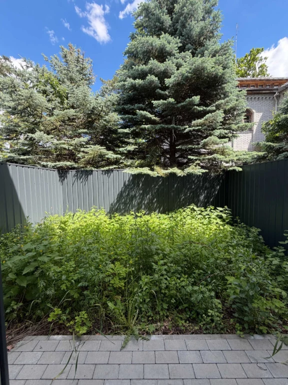 Sale of townhouse near park, school. Gasified, units