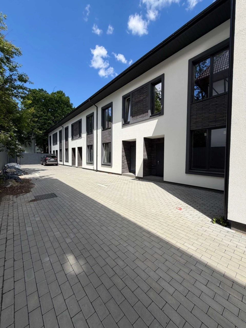 Sale of townhouse near park, school. Gasified, units