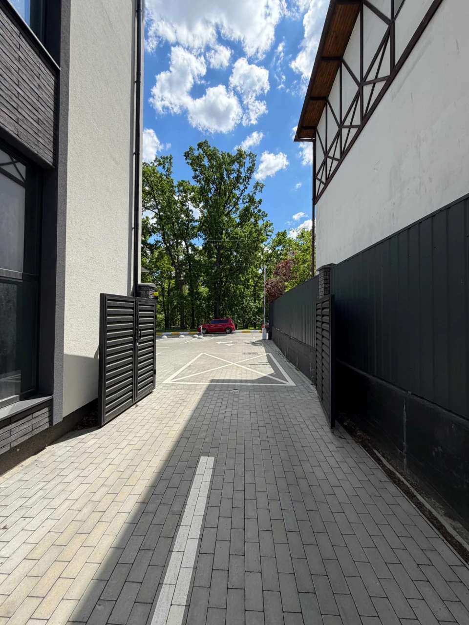 Sale of townhouse near park, school. Gasified, units
