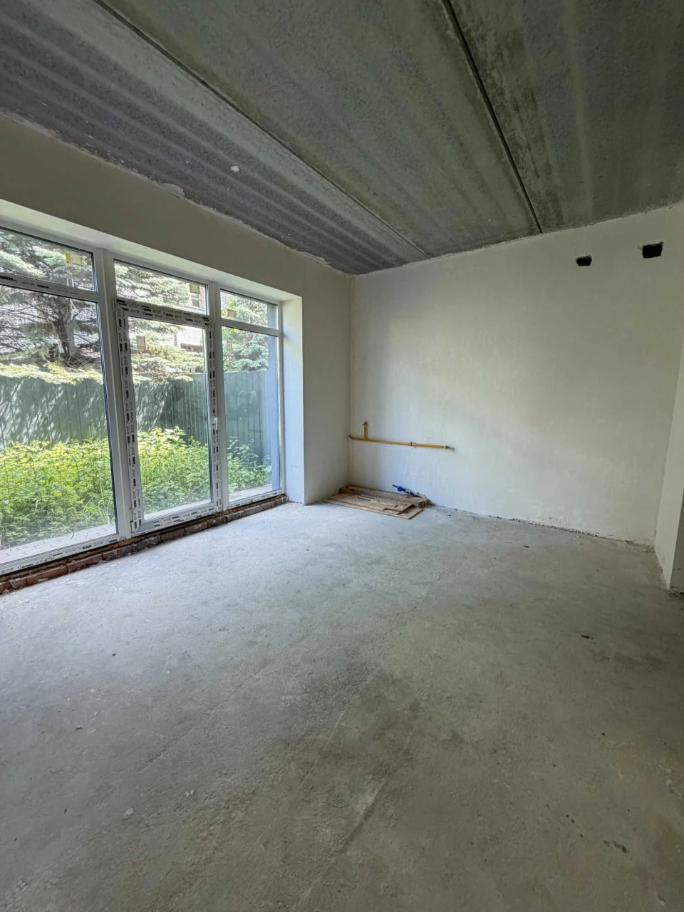 Sale of townhouse near park, school. Gasified, units