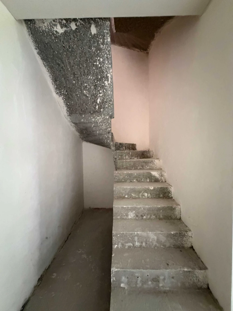 Sale of townhouse near park, school. Gasified, units