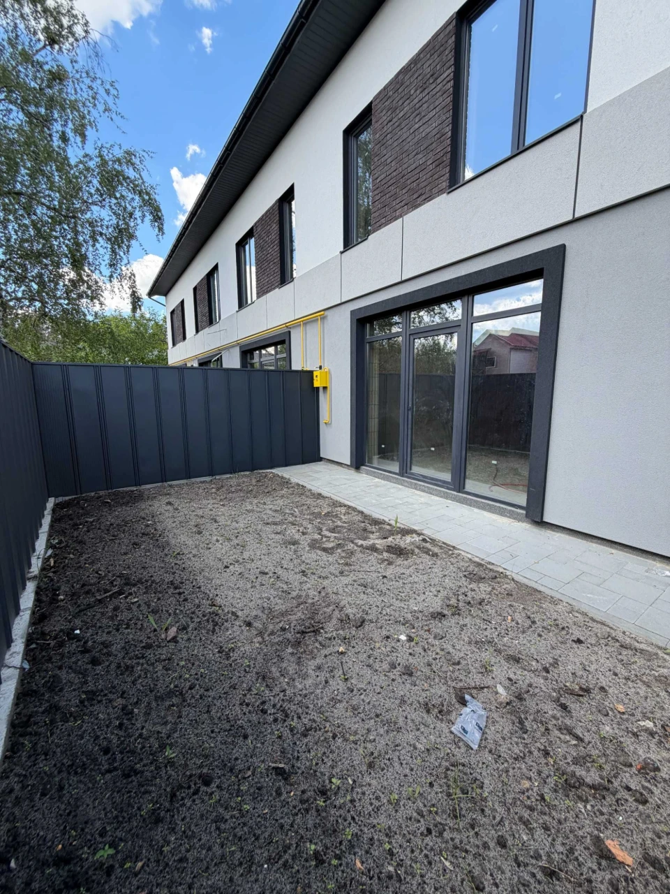 Corner townhouse in Irpin, with gas and convenient access to Kyiv
